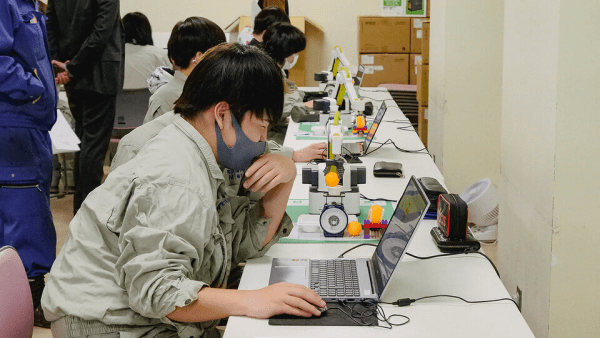 尼崎市立琴ノ浦高等学校でアームロボット講習会を実施