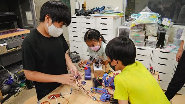 産業技術短期大学で小学生向けロボット組み立て体験会