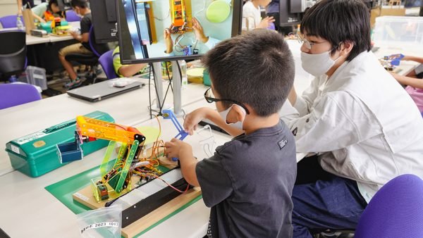 神戸工科高校で小中学生向けイベント「ロボット大作戦 ロボメイツ」