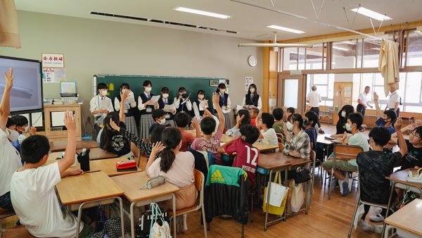 尼崎双星高校の生徒が小学校で「ロボット体験」出張授業／前編