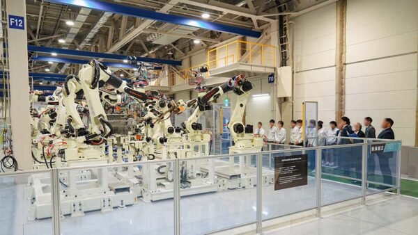 神戸工科高校の生徒が川崎重工で産業用ロボットを見学