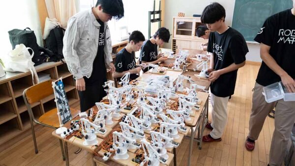 神戸工科高校の生徒がロボット教材を量産、小学校の授業等で活用